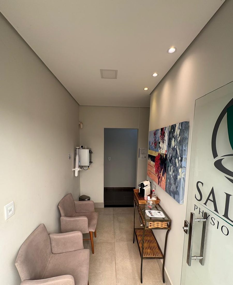 Recepção da Clínica Salvini, com o brasão da marca na parede